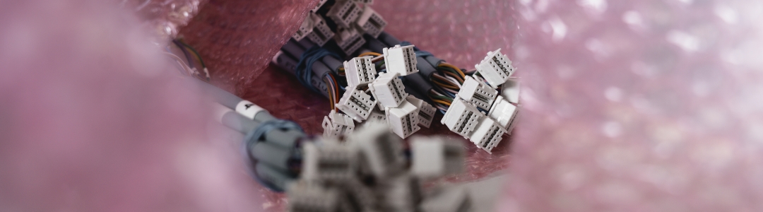 Mehrere konfektionierte Kabel, sauber gebündelt und für die Serienproduktion vorbereitet