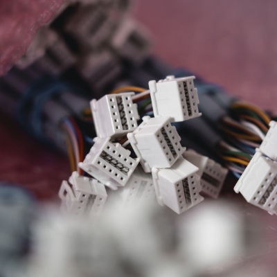Detailaufnahme mehrerer Steckverbinder, die sauber auf vorbereitete Kabel aufgesteckt wurden
