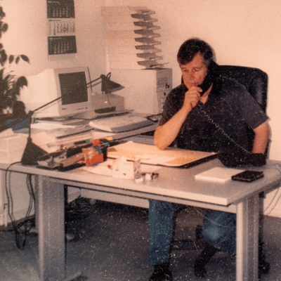 Der Firmengründer von D+S Elektronik in den 1990er‑Jahren, telefonierend in einem typischen Büro jener Zeit