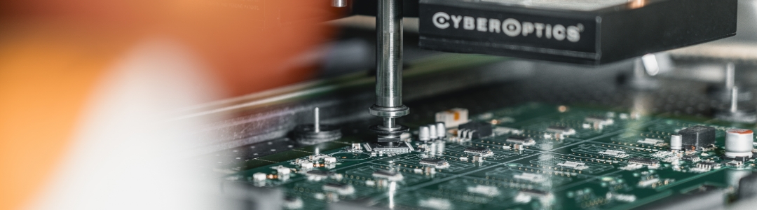 SMD‑Bauteil, das im Bestückungsautomaten gerade auf die Leiterplatte gesetzt wird