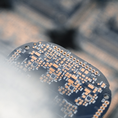 Unbestückte Leiterkarte mit Pads für SMD‑Bauteile und Bohrungen für THT‑Bestückung