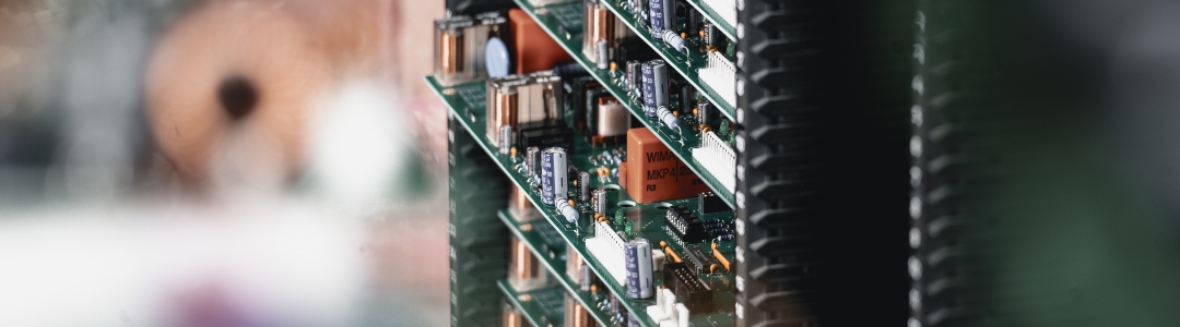 Rein THT‑bestückte Leiterplatte mit bedrahteten Bauteilen