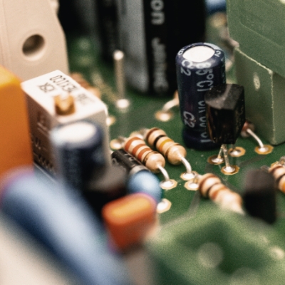 THT‑Bauteile in extremer Nahaufnahme Sehr nahe Detailaufnahme einer THT‑bestückten Leiterkarte mit nur fünf bis sechs sichtbaren Bauteilen