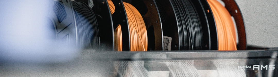 Mehrere Filamentrollen am 3D‑Drucker