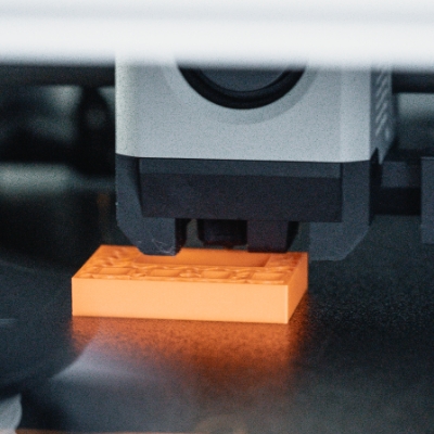 Bauteil entsteht im 3D‑Drucker für die Fertigungsoptimierung