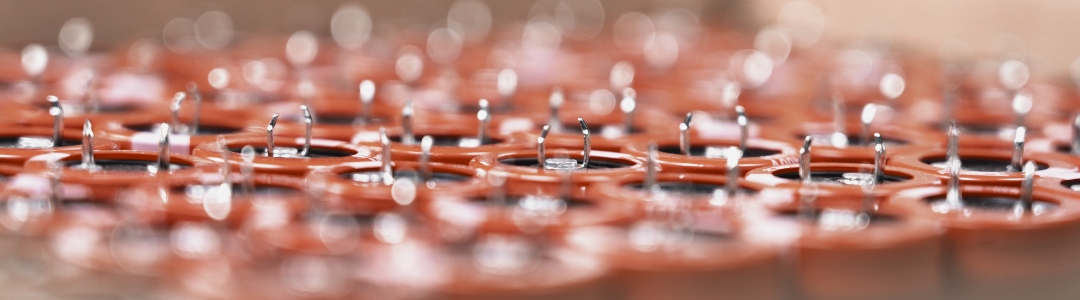 Mehrere Elkos als Bauteile für die Elektronikfertigung