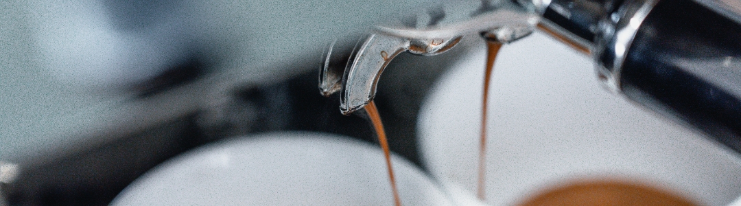 Frisch zubereiteter Kaffee als Symbol für Erstgespräche und Kommunikation