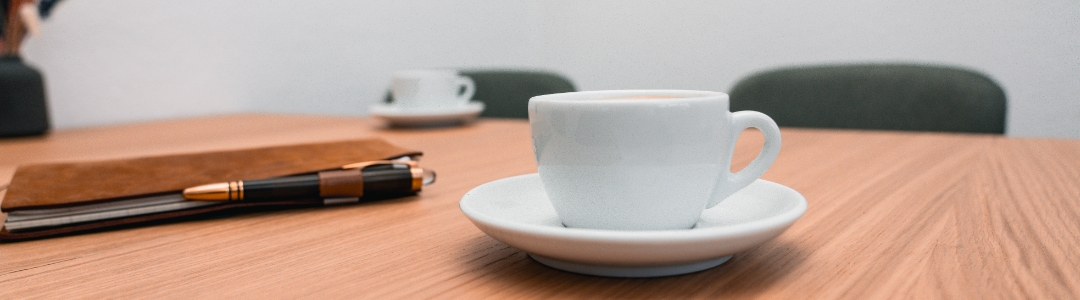 Kaffeetasse als Symbol für Kommunikation und Erstgespräche im EMS‑Umfeld