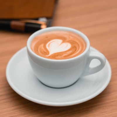 Kaffee mit Latte Art beim Erstgespräch Kaffee mit Latte Art als Symbol für Kommunikation und persönliche Gespräche im EMS‑Umfeld