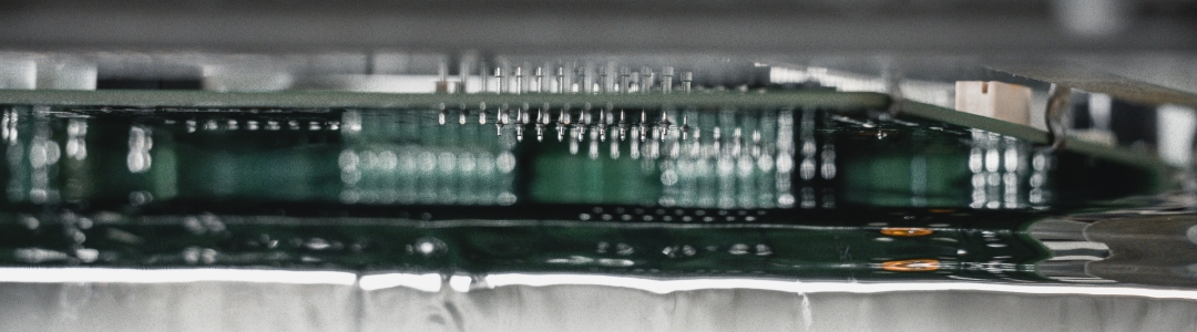 Leiterplatte wird im Wellenlötverfahren gelötet