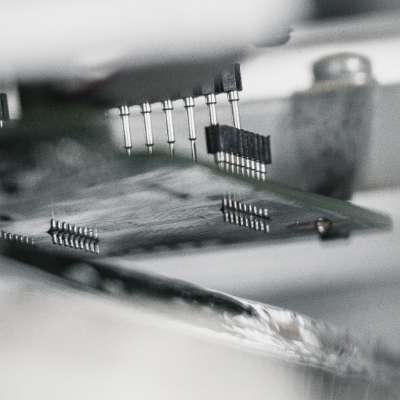 Leiterplatte wird durch die Lötwelle geführt und im Wellenlötverfahren verarbeitet