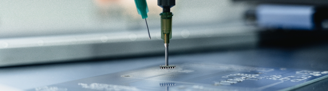 Elektronisches Bauteil wird händisch bestückt als Teil des Prototypings