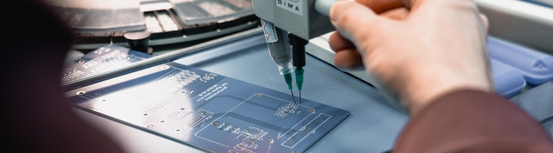 Elektronisches Bauteil wird manuell auf eine Leiterplatte gesetzt als Teil der Prototypenfertigung