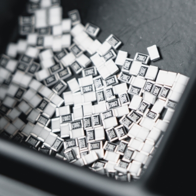 Widerstände in einer Schütte als Symbol für Komponenten in der Elektronikfertigung