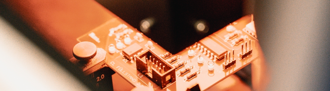 Leiterplatte wird im AOI‑System optisch geprüft