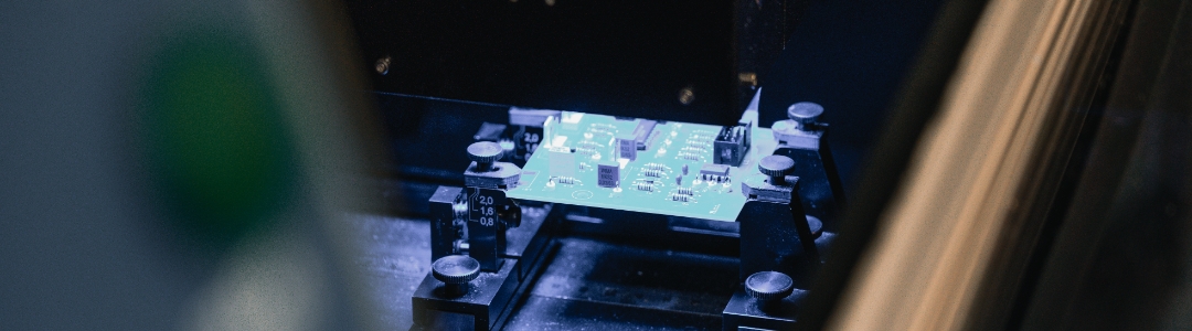 Leiterplatte wird während der automatischen optischen Inspektion geprüft