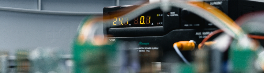 Netzteil im Testfeld während eines elektronischen Funktionstests