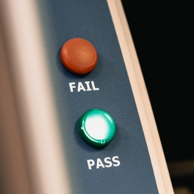 AOI‑Anzeige mit PASS‑ und FAIL‑Status, grüne Leuchte signalisiert fehlerfreie Prüfung