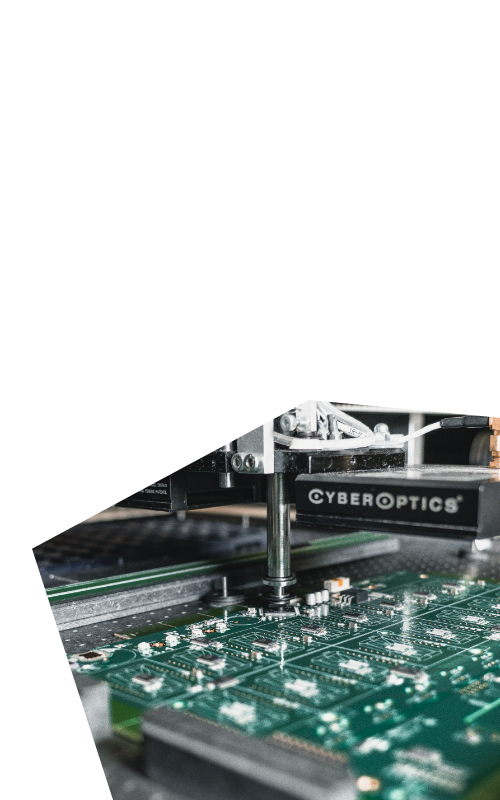 SMD‑Bauteil, das im Bestückungsautomaten präzise auf die Leiterplatte gesetzt wird - mobile